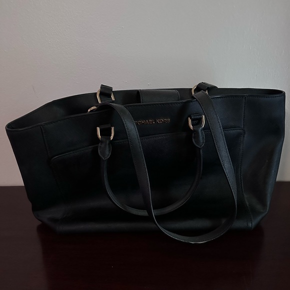 Michael Kors Handbags - EUC Black Michael Kors purse